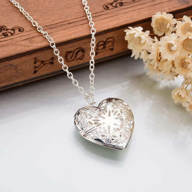 Retro Hollow Heart Pendant Necklace for Women Geometric Charm Love Collares Chain Clavicle Jewelry Statement Christmas Gift silver