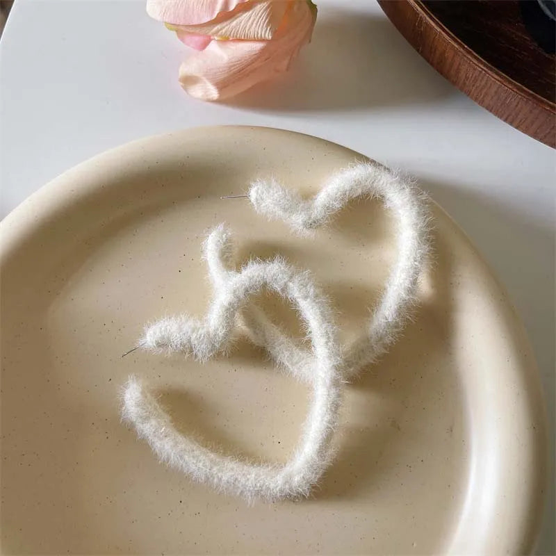 Korean Sweet White Plush Heart Hoop Earrings for Women Exaggerated Flocking C-Shaped Earrings Wedding Party Jewelry Gift