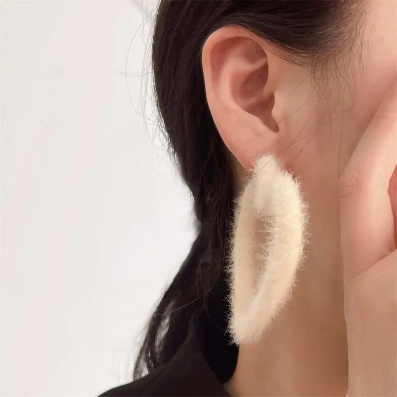 Korean Sweet White Plush Heart Hoop Earrings for Women Exaggerated Flocking C-Shaped Earrings Wedding Party Jewelry Gift