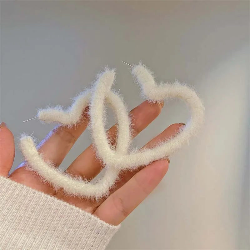 Korean Sweet White Plush Heart Hoop Earrings for Women Exaggerated Flocking C-Shaped Earrings Wedding Party Jewelry Gift 01
