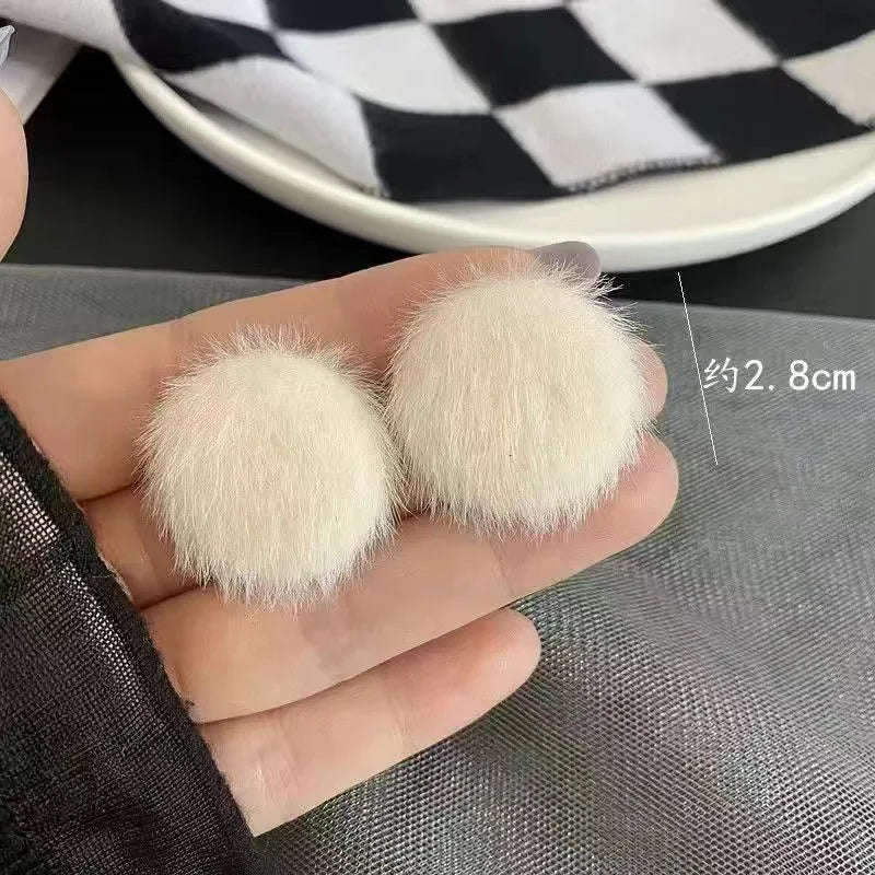 Korean Sweet White Plush Heart Hoop Earrings for Women Exaggerated Flocking C-Shaped Earrings Wedding Party Jewelry Gift 05