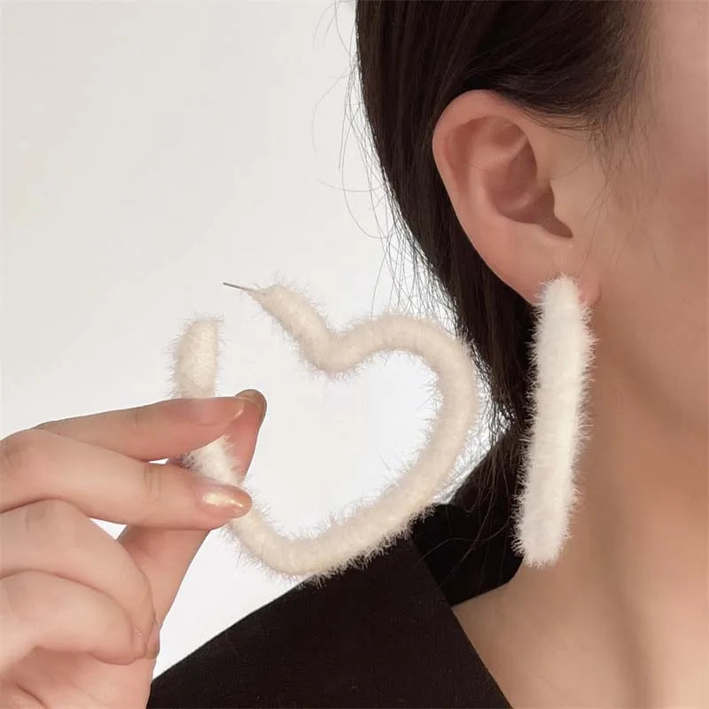 Korean Sweet White Plush Heart Hoop Earrings for Women Exaggerated Flocking C-Shaped Earrings Wedding Party Jewelry Gift